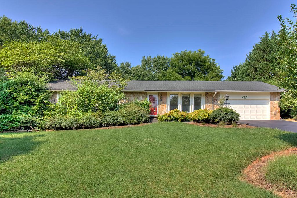 835 Crest Forest Rd, Knoxville, TN 37923