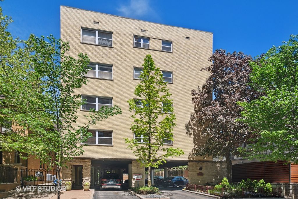 530 W Barry Ave #3C, Chicago, IL 60657