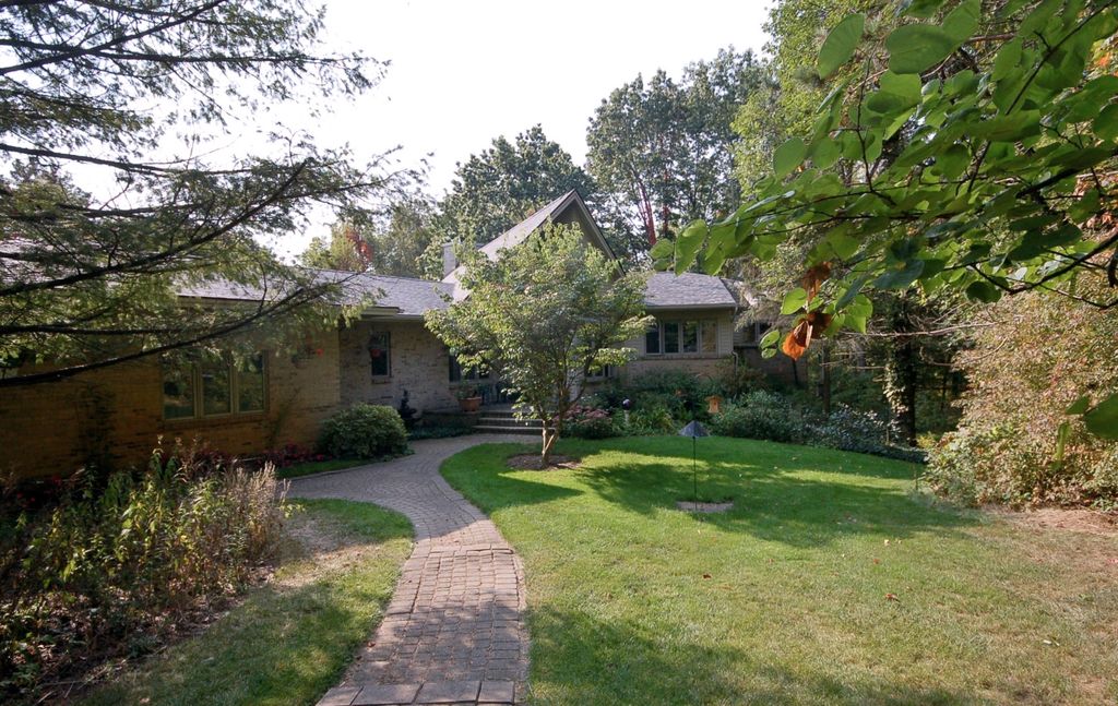 403 Trotter Trl, Milford, MI 48380