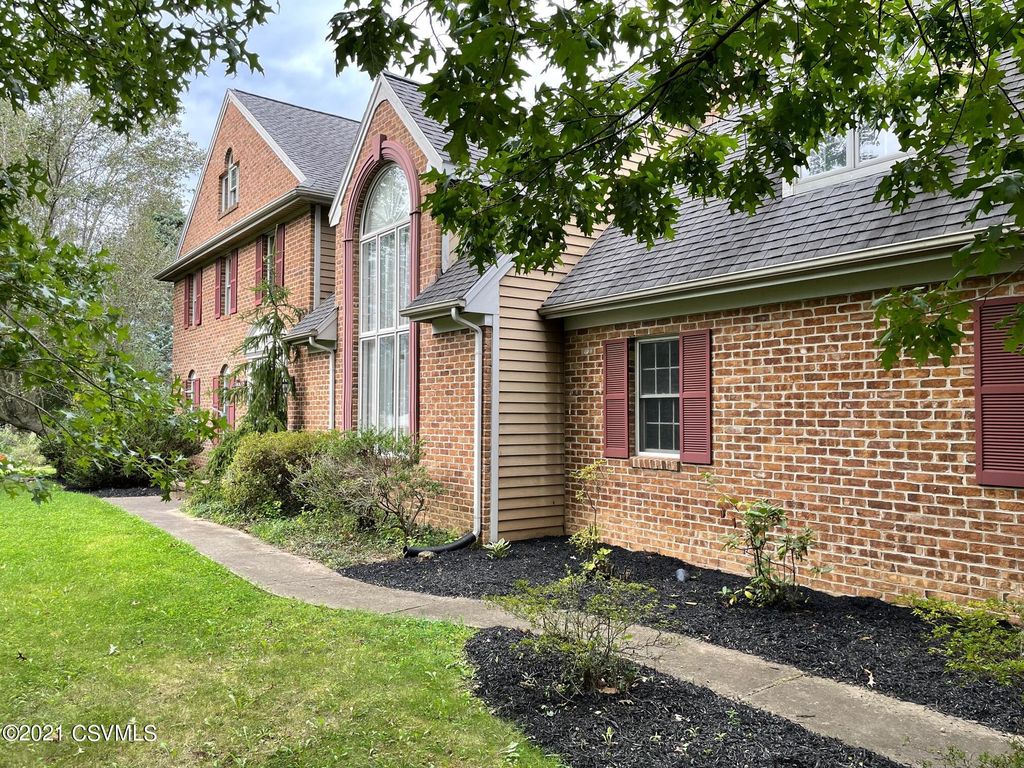 14 Edward Cir, Lewisburg, PA 17837