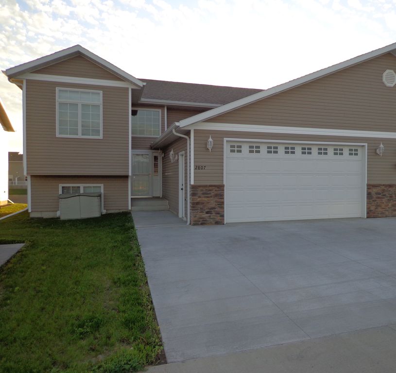 2807 Watersedge Ln SE, Mandan, ND 58554