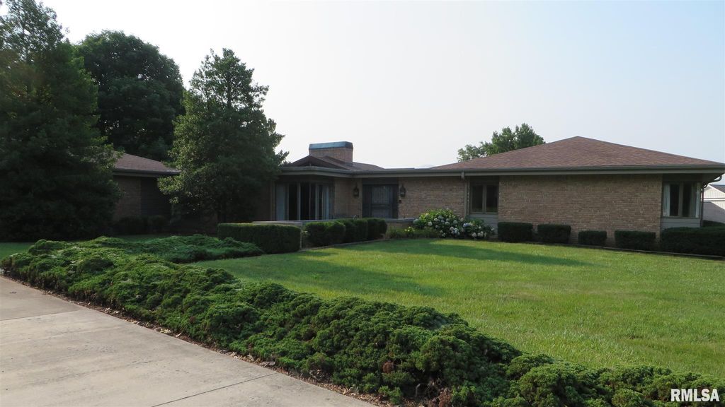 5 Forest Hill Dr, Jacksonville, IL 62650