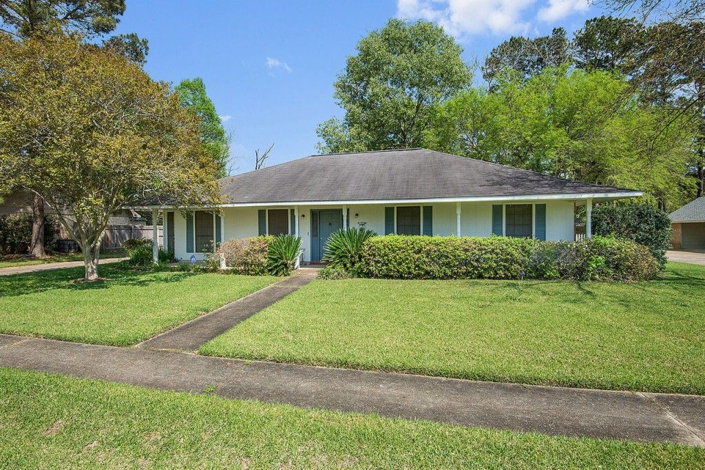 5644 Joan St, Zachary, LA 3 Bed, 2 Bath SingleFamily Home 9 Photos