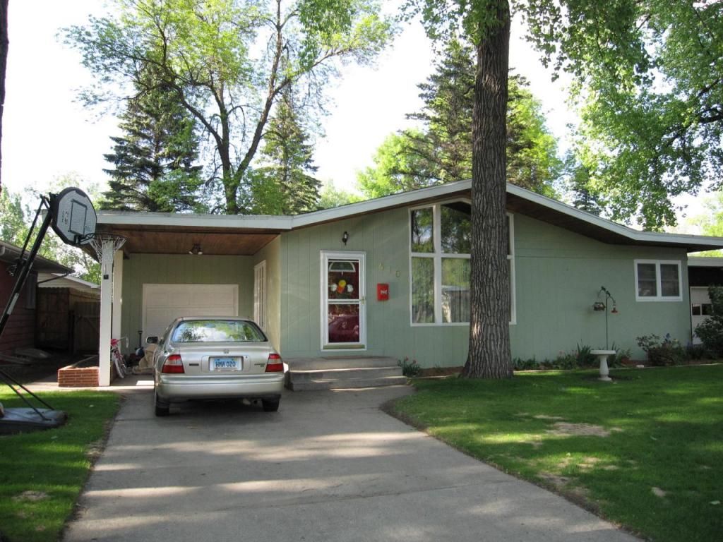 410 Campbell Dr, Grand Forks, ND 58201
