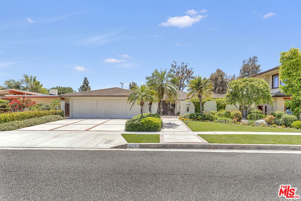 4012 Country Club Dr, Lakewood, CA 90712