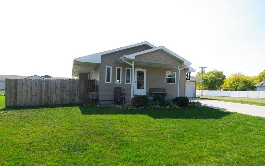 1105 E 16th St, Kearney, NE 68847