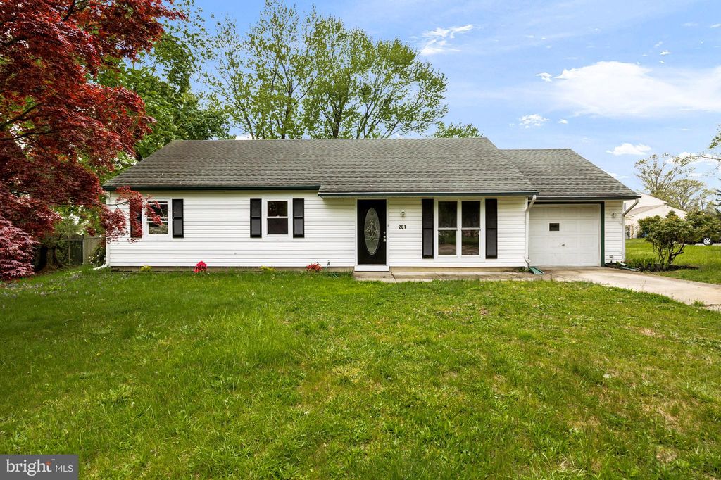 201 Dickens Dr, Riverside, NJ 08075