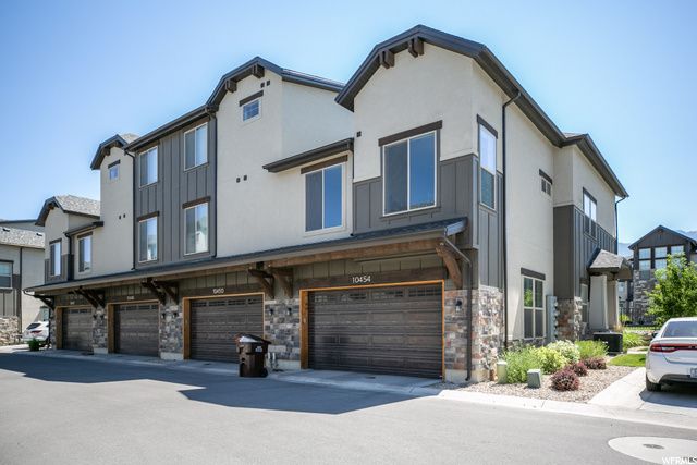 10454 S Beetdigger Blvd, Sandy, UT 84070