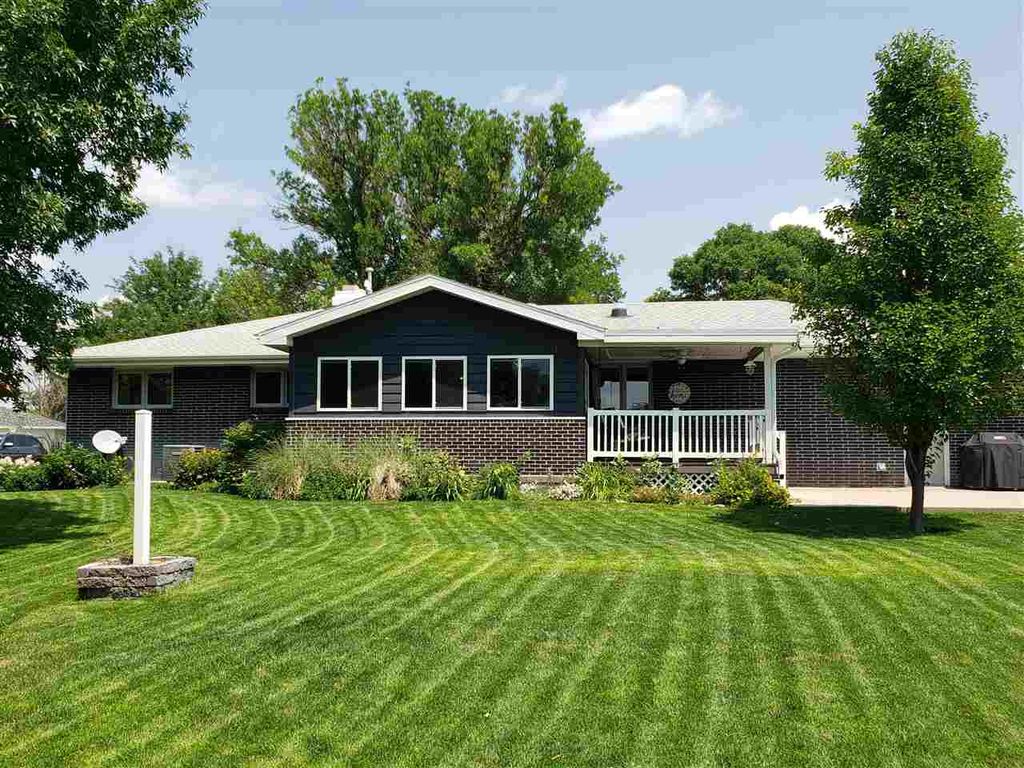 2310 Grand Crescent Dr, Gothenburg, NE 69138