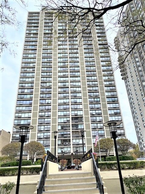 5733 N Sheridan Rd #29C, Chicago, IL 60660