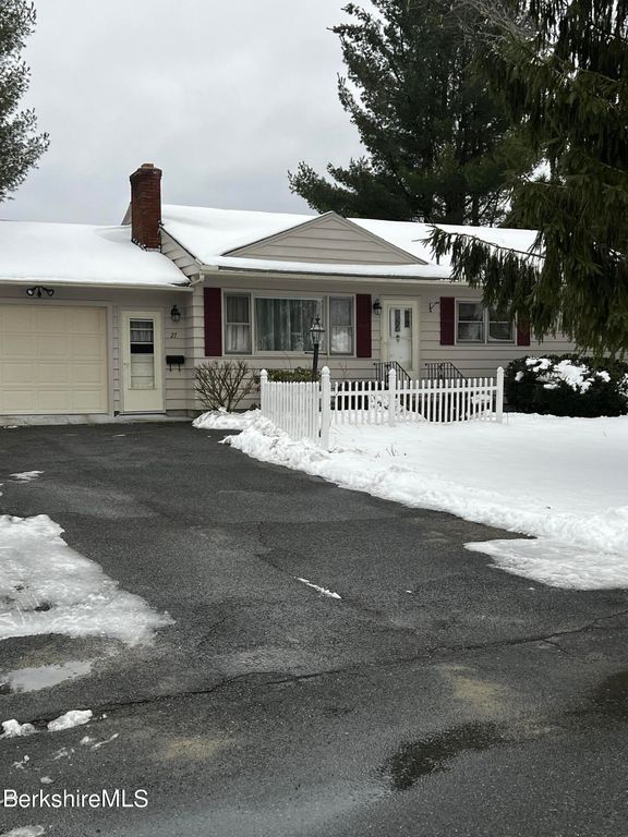 27 Rockland Dr, Pittsfield, MA 01201