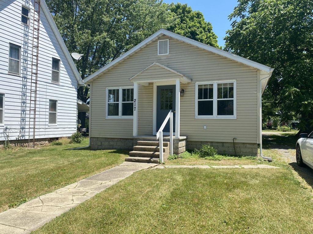 217 S Pleasant St, Watervliet, MI 49098