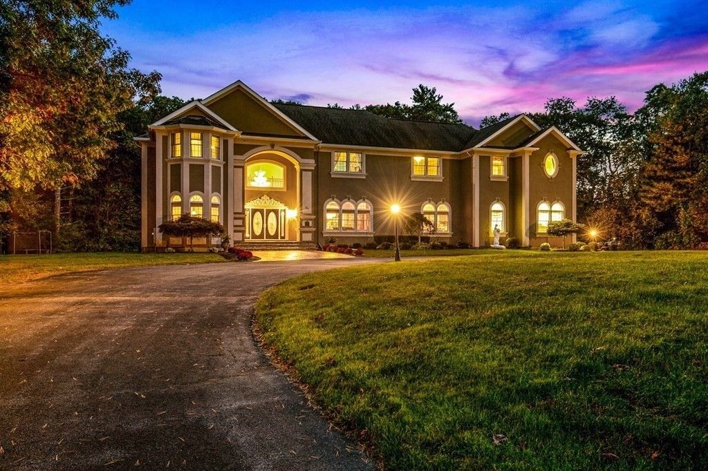 27 Hitching Post Rd, Lakeville, MA 02347