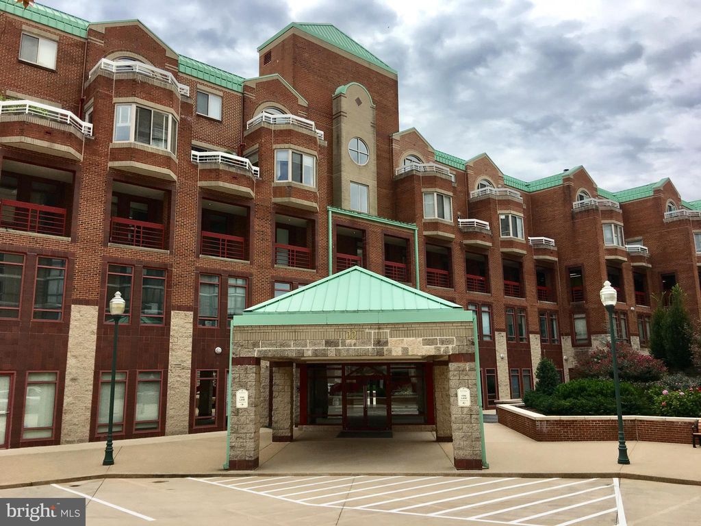 22 Courthouse Sq #412, Rockville, MD 20850