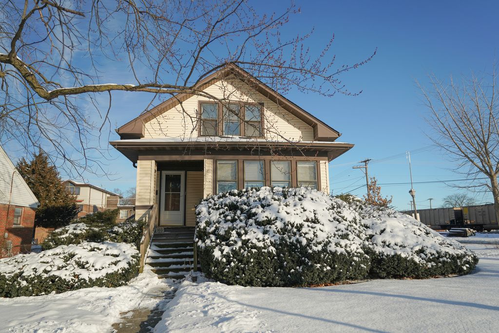103 N Walnut St, Elmhurst, IL 60126