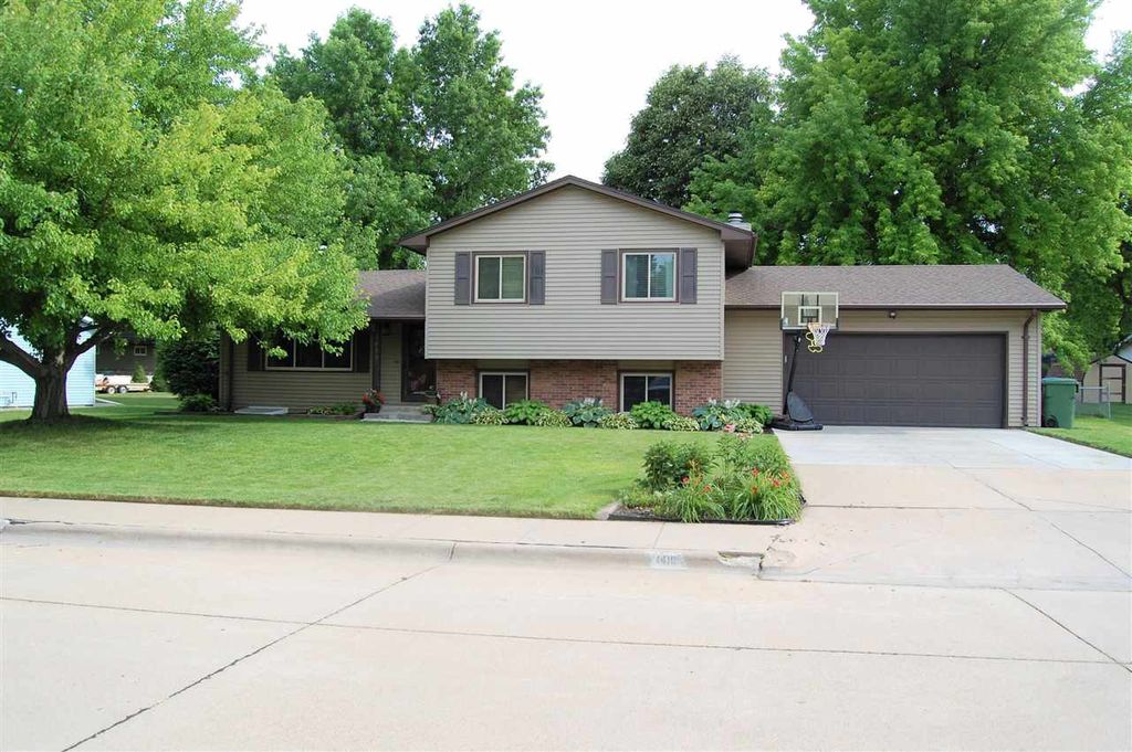 1410 W 38th St, Kearney, NE 68845