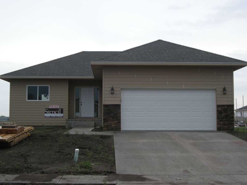 1005 28th Ave NE, Aberdeen, SD 57401