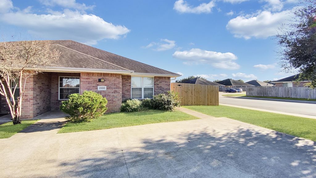 1000 Willow Pond Ct, College Station, TX 77845