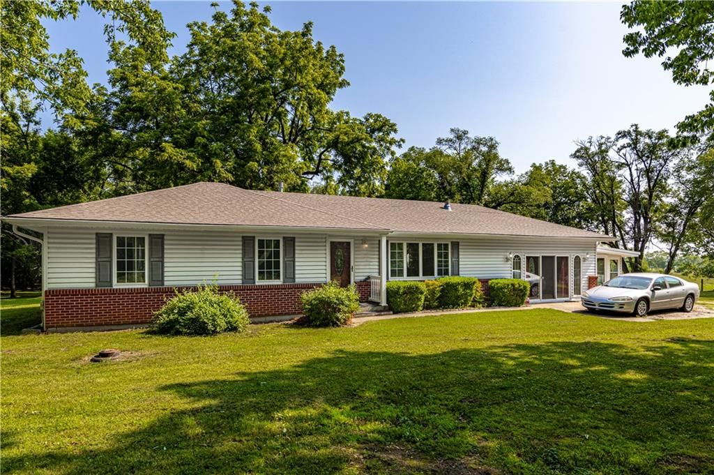 704 SE 30th St, Oak Grove, MO 64075