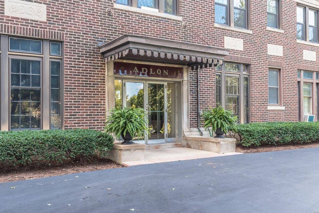 3438 Russell Blvd #303, Saint Louis, MO 63104