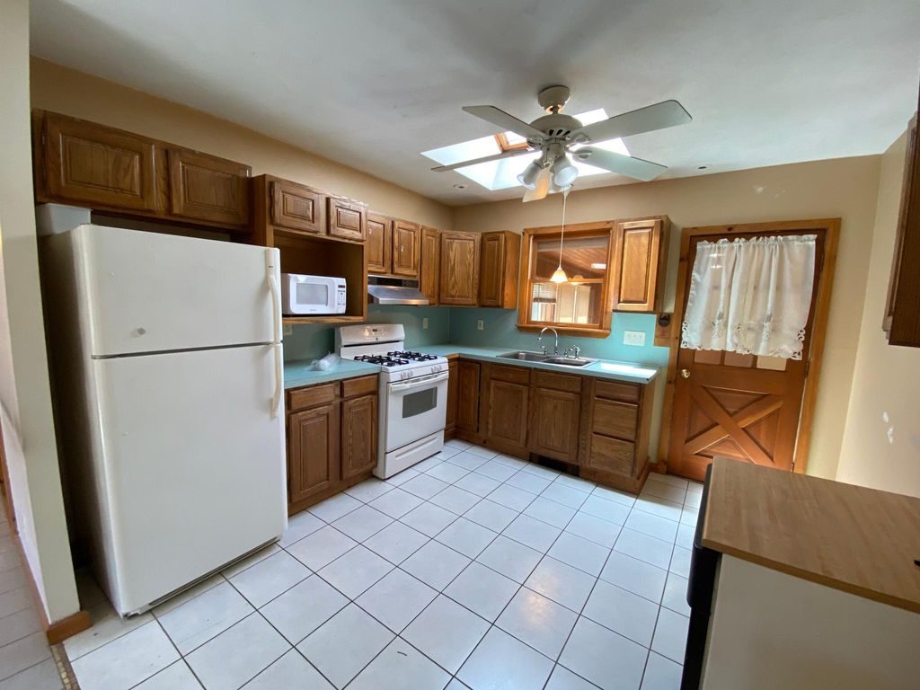 127 Pine Hill Ave, Johnston, RI 02919