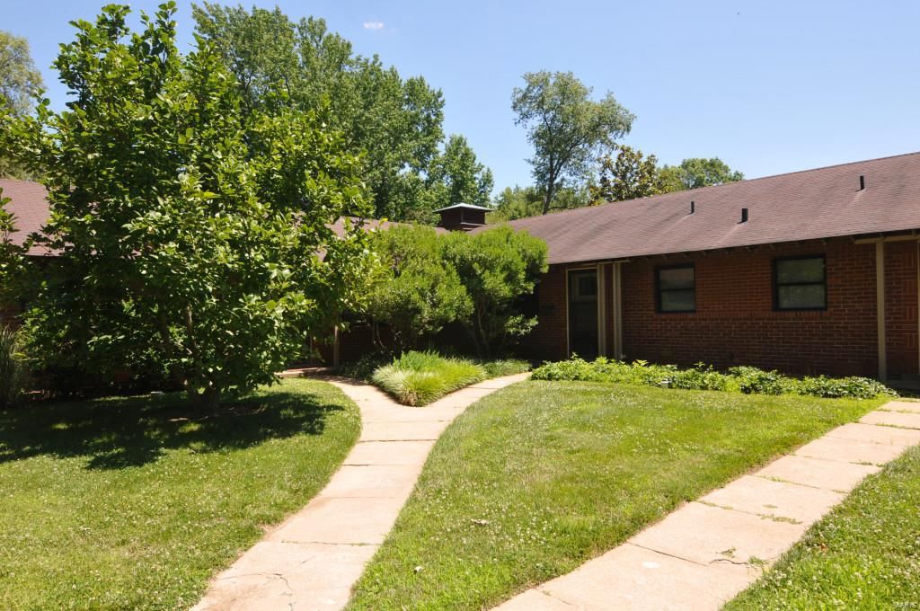 834 N McKnight Rd, Saint Louis, MO 63132