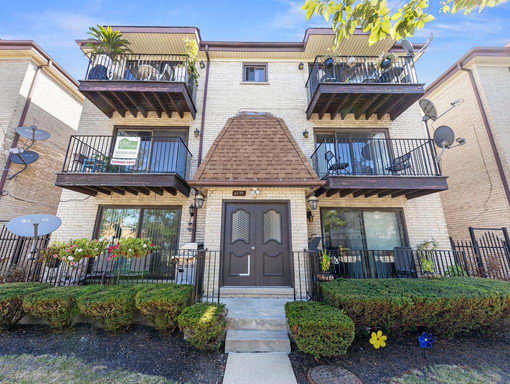 4539 N Milwaukee Ave #3C, Chicago, IL 60630