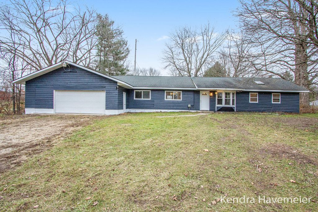 10016 N 16th St, Plainwell, MI 49080