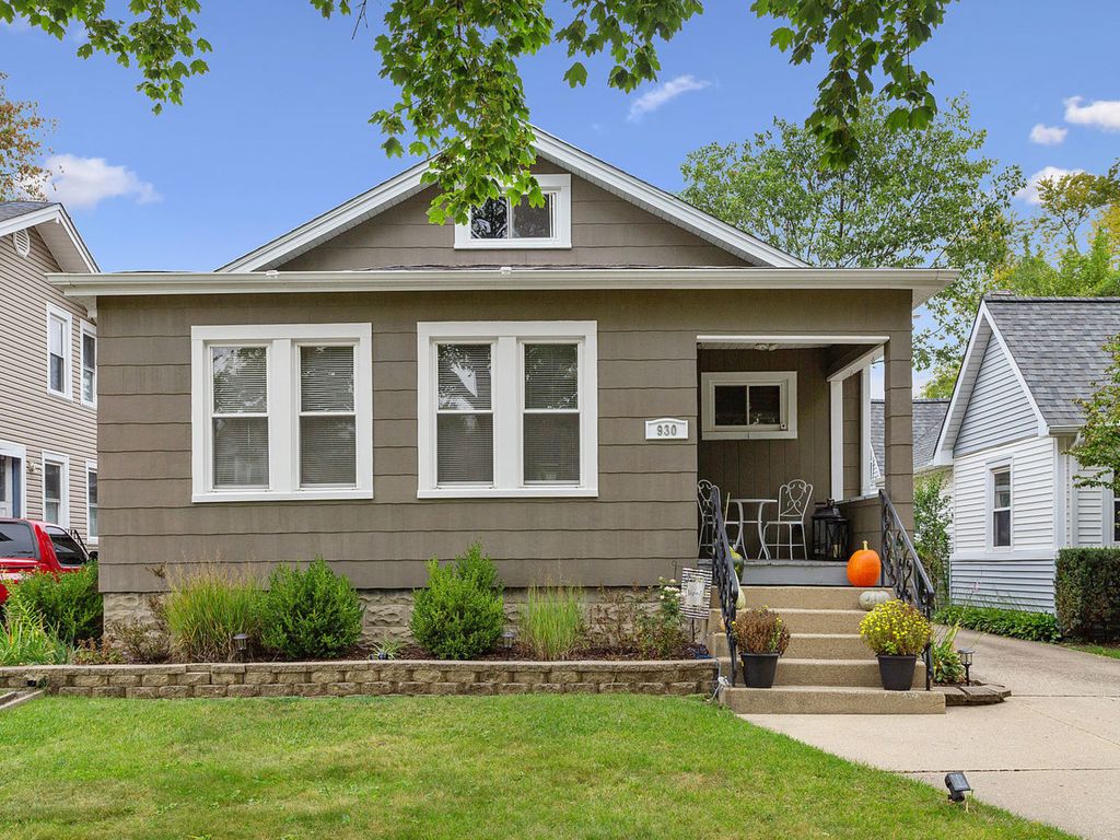 930 Greenview Ave, Des Plaines, IL 60016