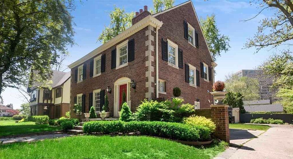 345 Lodge Dr, Detroit, MI 48214