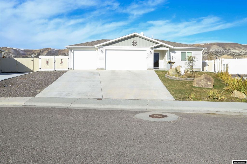 216 Sheep Creek Dr, Rock Springs, WY 82901