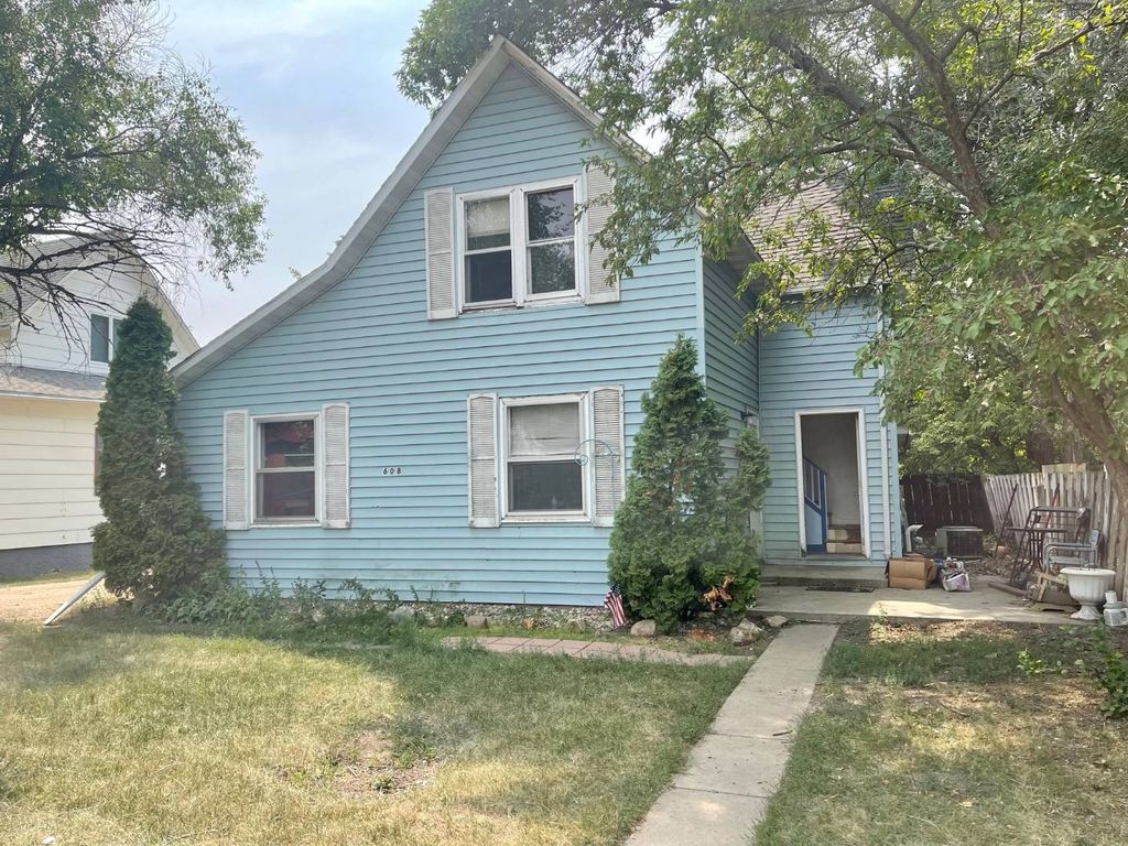 608 E 7th Ave, Redfield, SD 57469