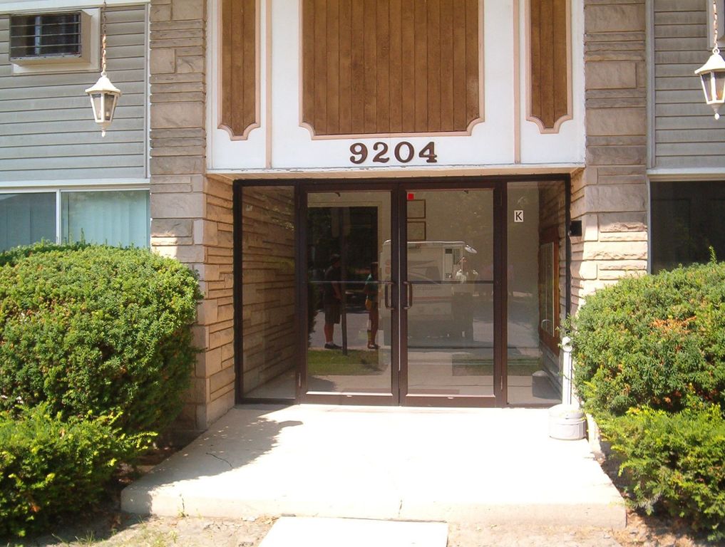 9204 Bumble Bee Dr #208-H, Des Plaines, IL 60016