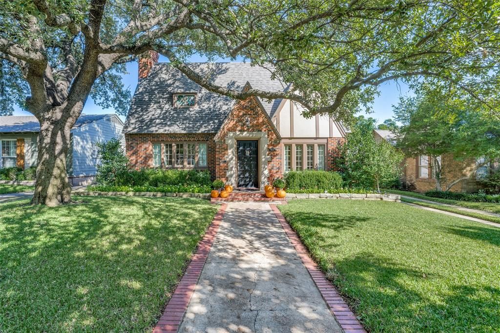 835 Salmon Dr, Dallas, TX 75208