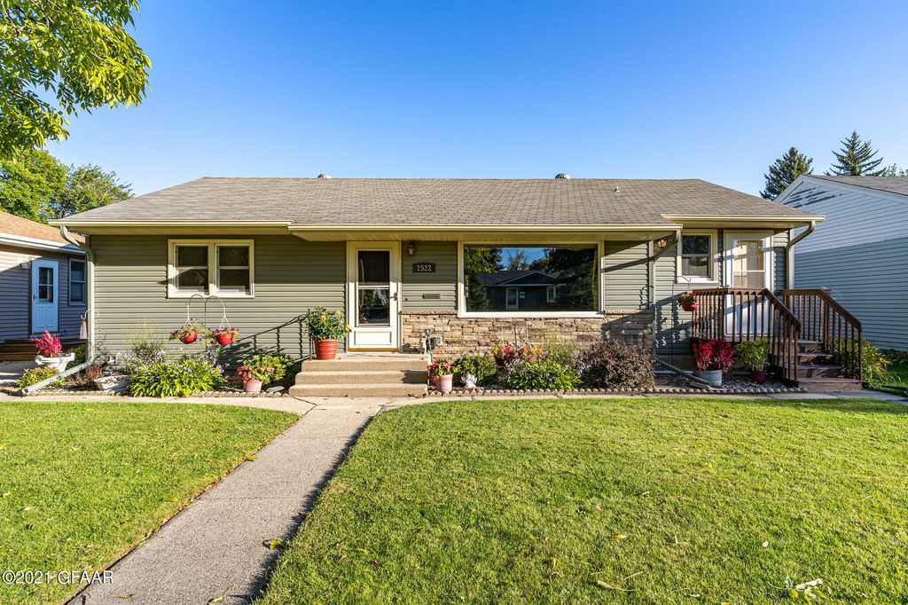 2522 9th Ave N, Grand Forks, ND 58203