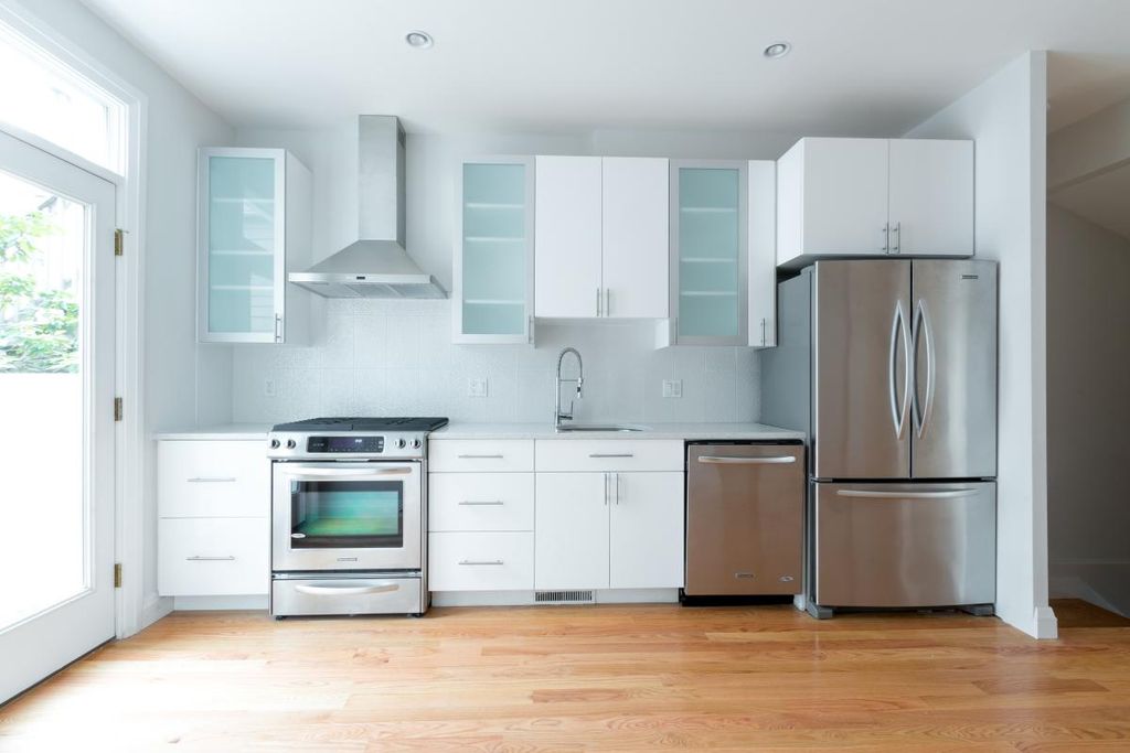 586 E 4th St #1, Boston, MA 02127