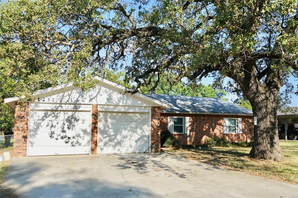 1232 N Travis St, De Leon, TX 76444