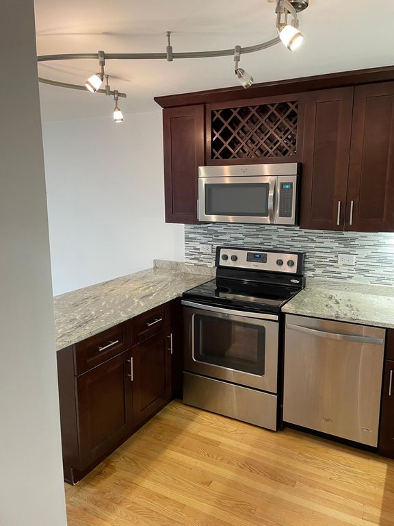 1555 N Sandburg Ter #116, Chicago, IL 60610
