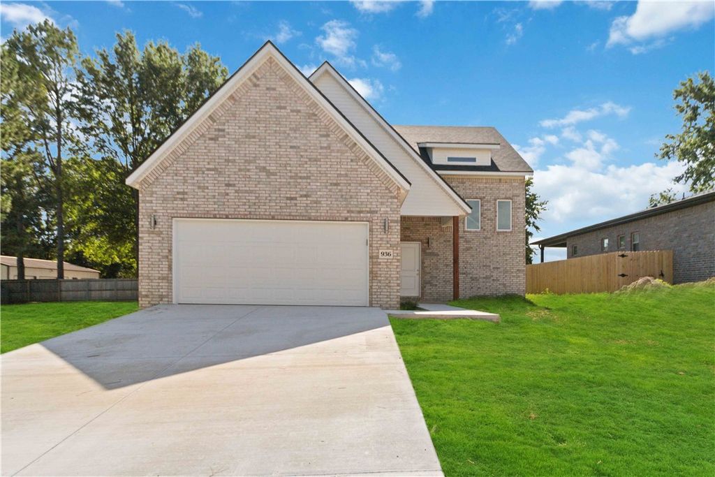 936 S  Liberty Dr, Fayetteville, AR 72701