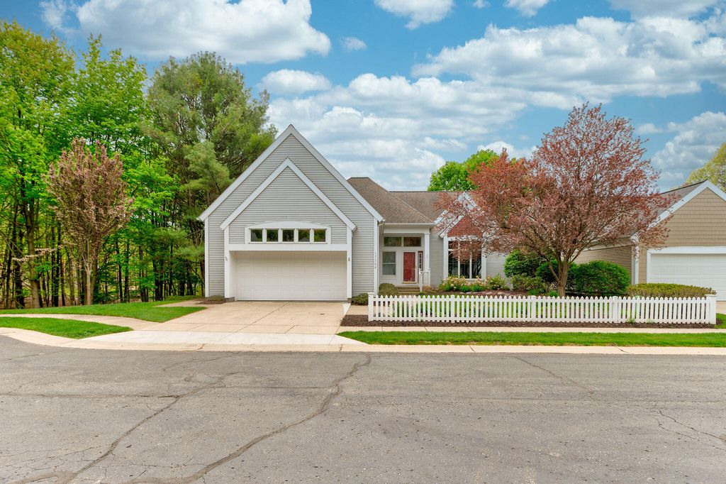 17708 Cobblefield Ln, Spring Lake, MI 49456