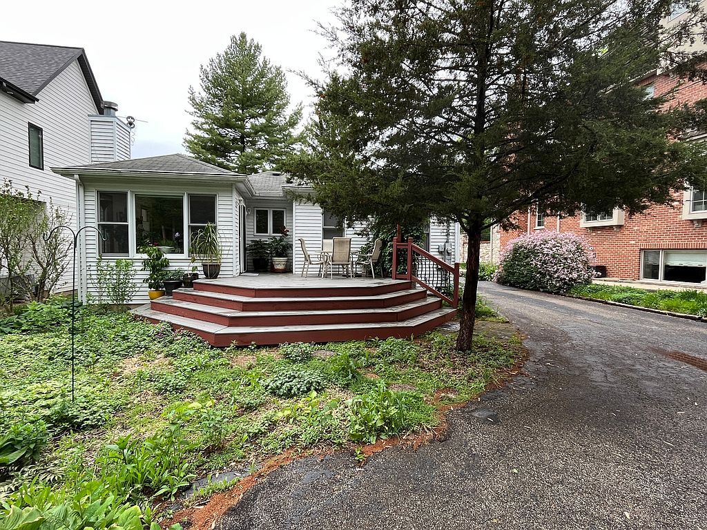 340 S Loomis St, Naperville, IL 60540