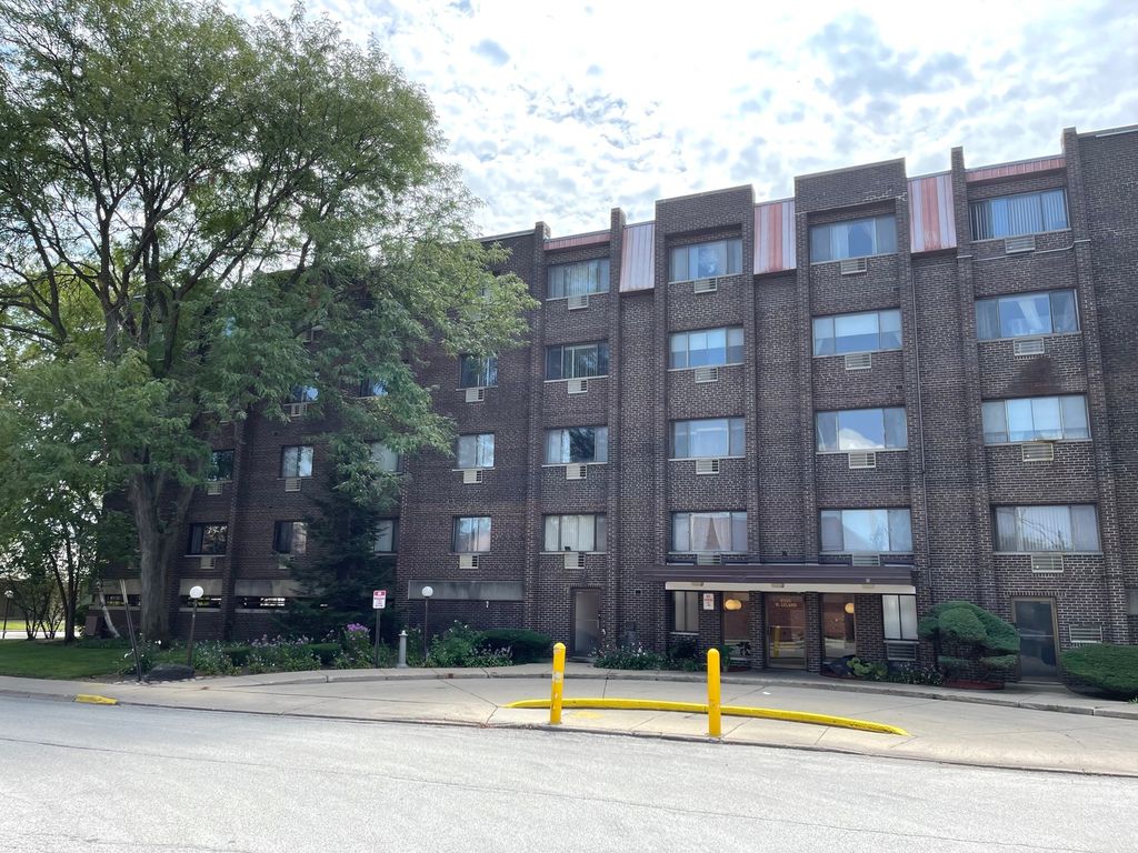 8455 W Leland Ave #201, Chicago, IL 60656