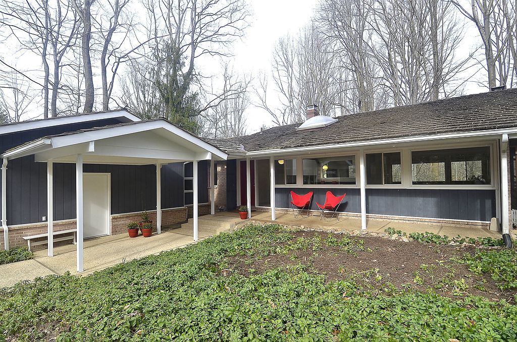 8005 Park Overlook Dr, Bethesda, MD 20817