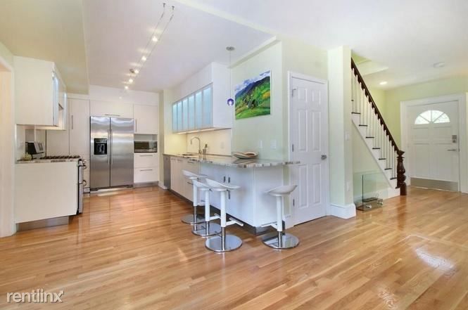 17 Saco St #1A, Newton, MA 02464