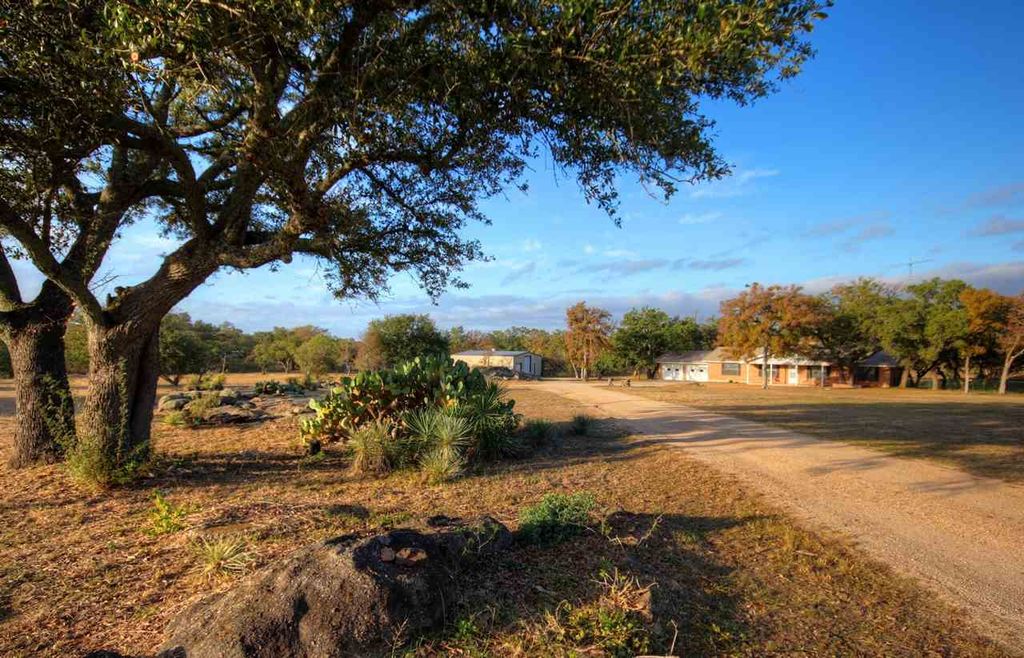 220 Rio Llano Dr E, Llano, TX 78643 3 Bed, 2 Bath SingleFamily Home MLS 154412 30 Photos