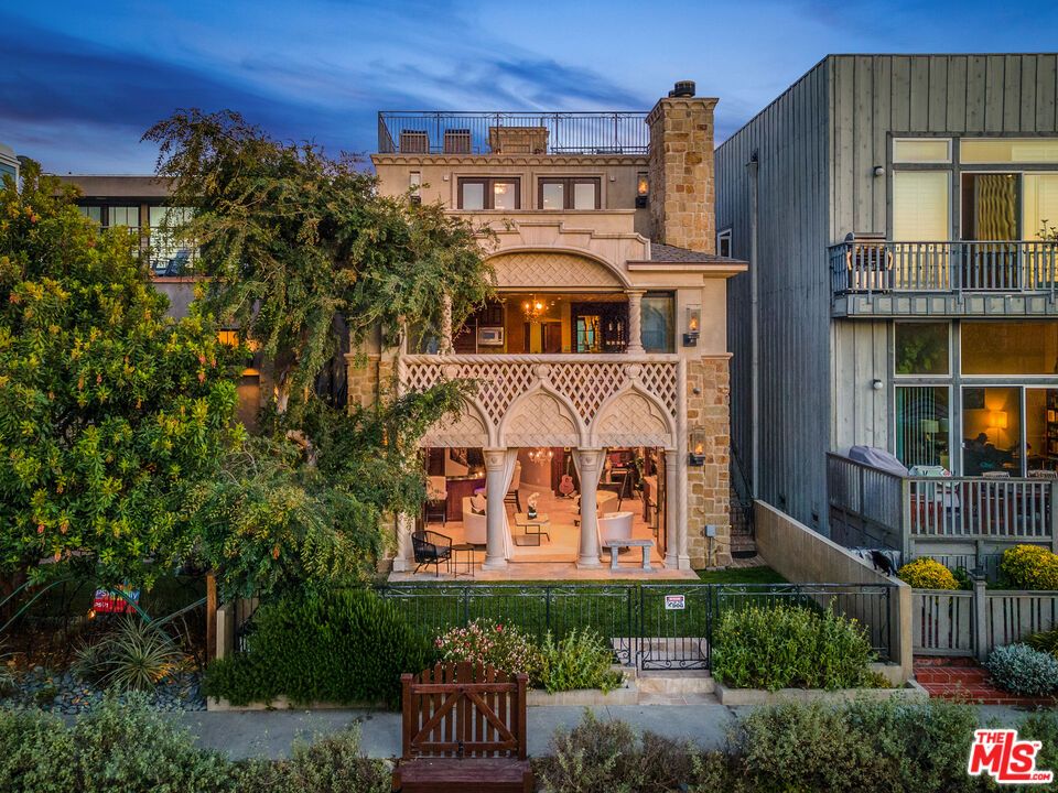 230 Linnie Canal, Venice, CA 90291