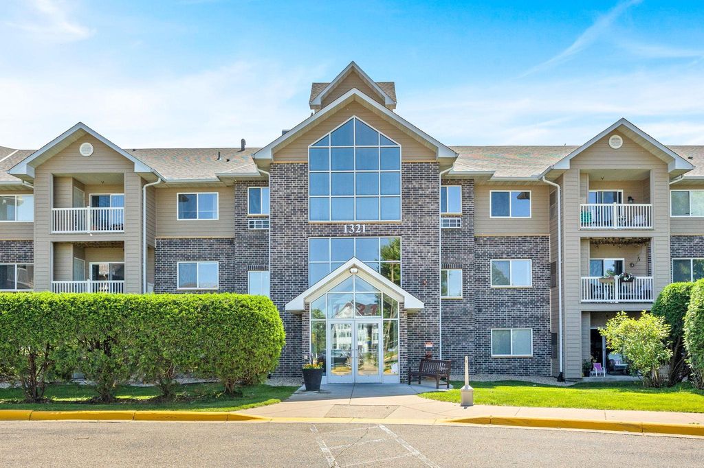 1321 Lake Dr 318, Chanhassen, MN 55317 Condo for Sale MLS 6537937