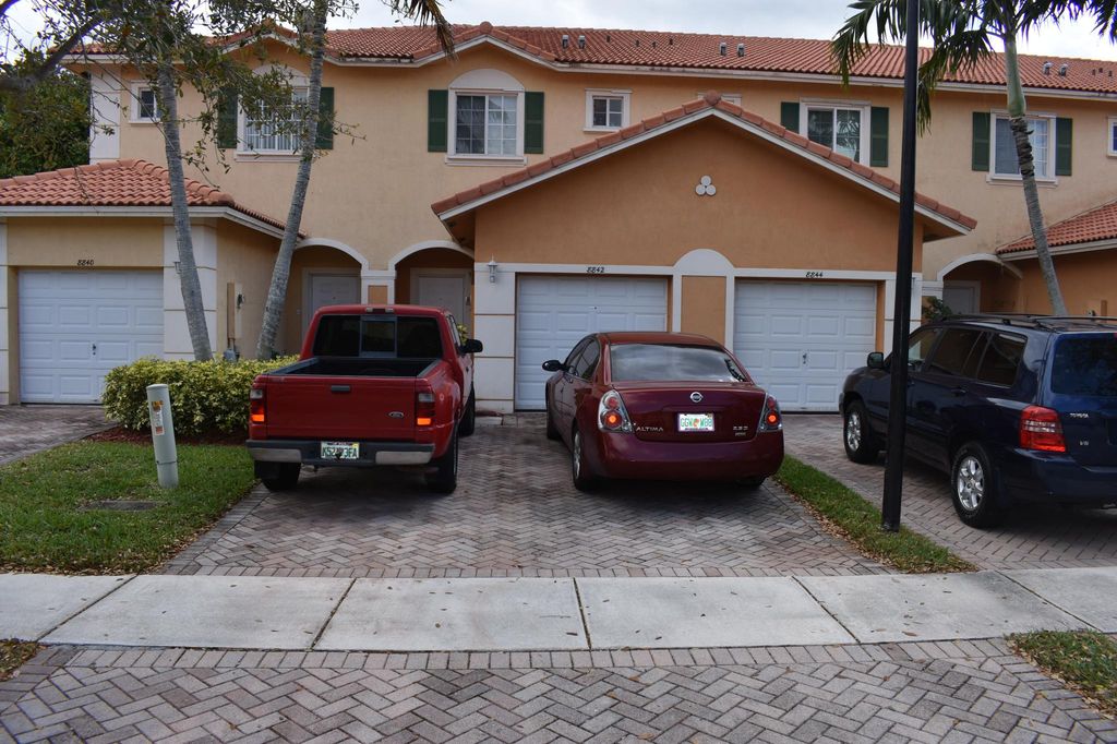 8842 S Isles Cir, Tamarac, FL 33321