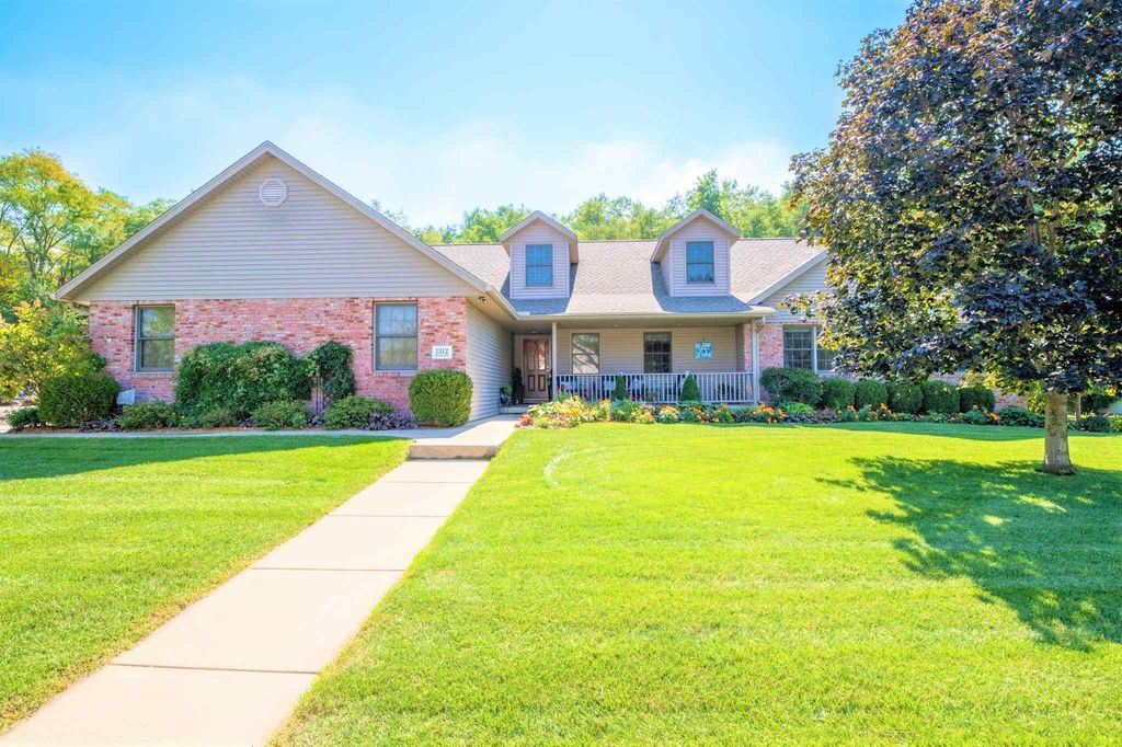 1312 Kennedy Dr, Pekin, IL 61554