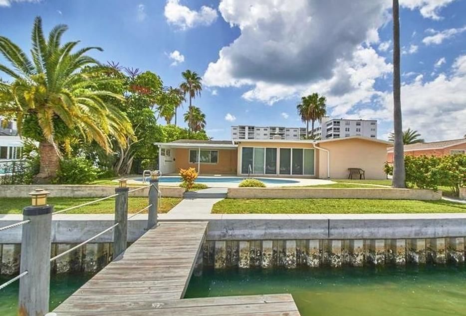 17169 2nd St E, North Redington Beach, FL 33708